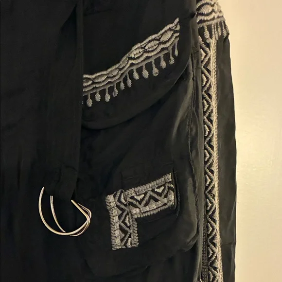 NWT Johnny Was Biya Black Adventura Cargo Pants with Floral Embroidery size 2 - Picture 3 of 15